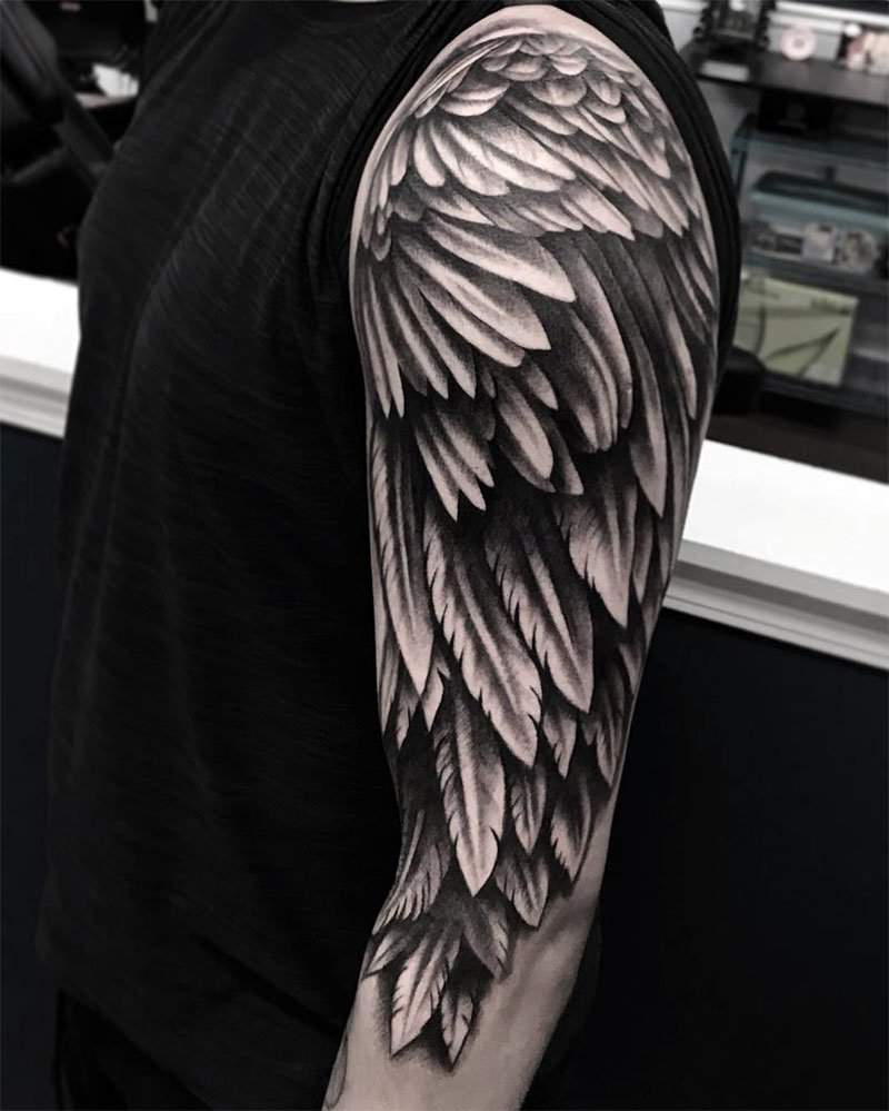 天使翅膀纹身的男人