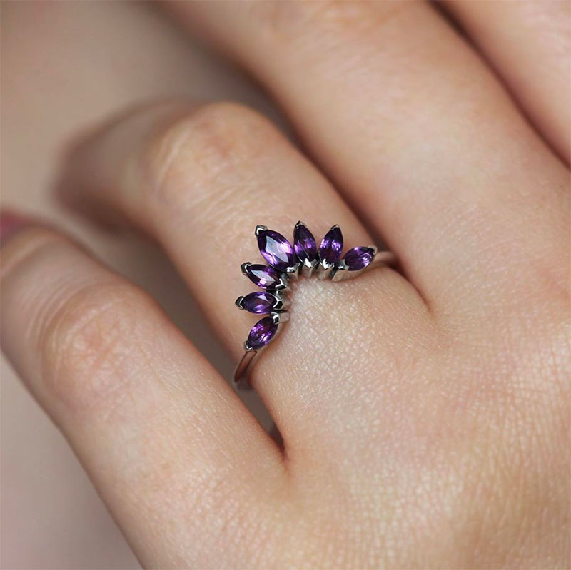 皇冠形状的戒指与紫水晶石
