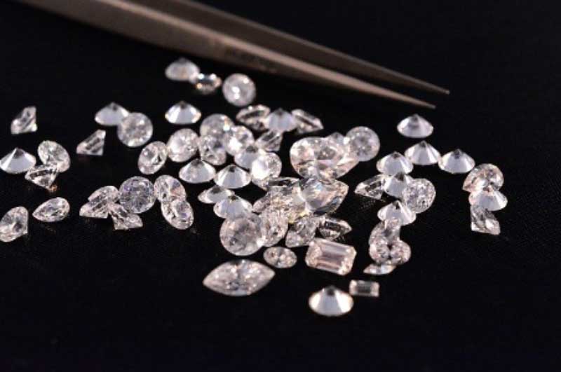 你怎么能告诉真正的钻石从假钻石吗?