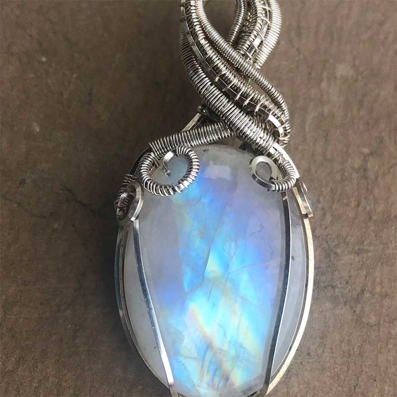 蓝色彩虹月光石宝石，类型的蓝色宝石