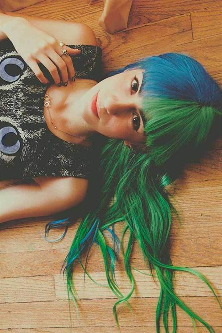 对半头发颜色:蓝色和绿色的头发