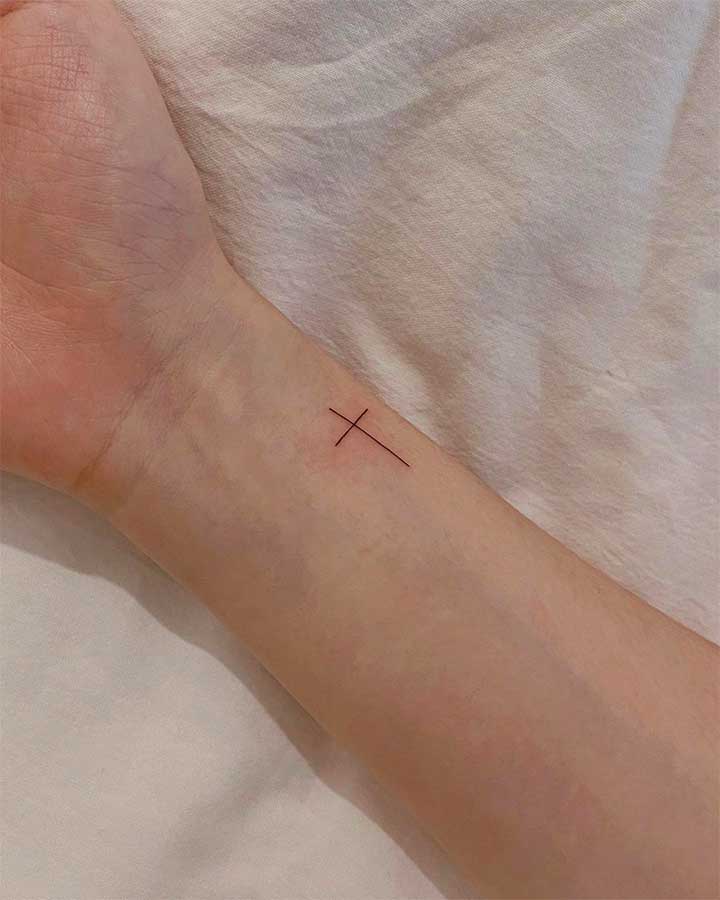 十字架纹身手腕上的意义