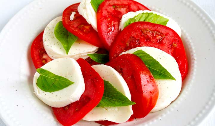 健康的意大利食物:意大利番茄沙拉