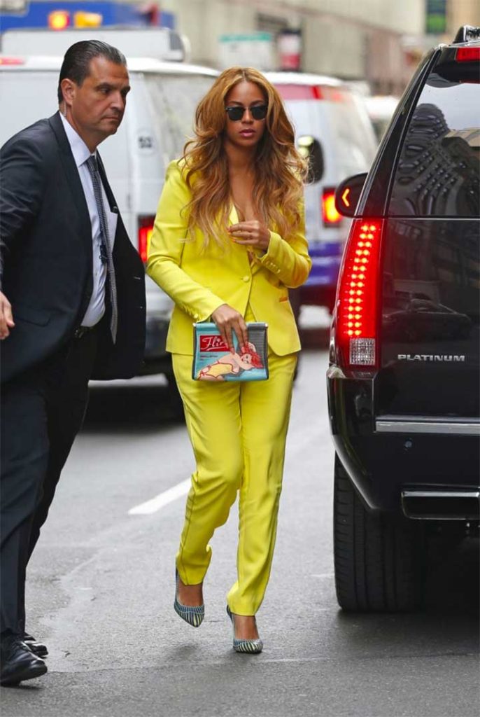 碧昂丝遭受衣柜故障,显示她的黄色胸罩在纽约市。纽约,纽约