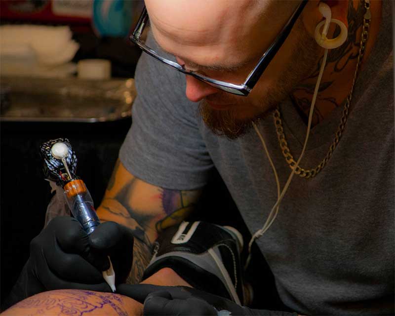 一个纹身艺术家可以起诉造成伤害?