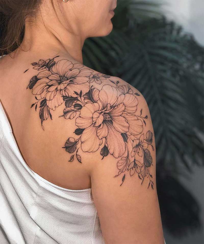 一个女人与花的肩膀纹身