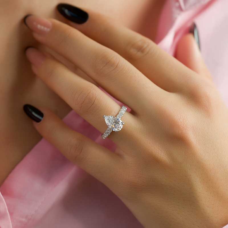 如何选择和设置完美的梨形的订婚戒指吗